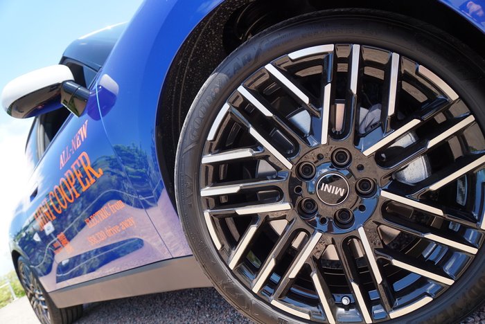 2024 MINI Cooper SE Favoured