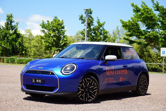 2024 MINI Cooper SE Favoured