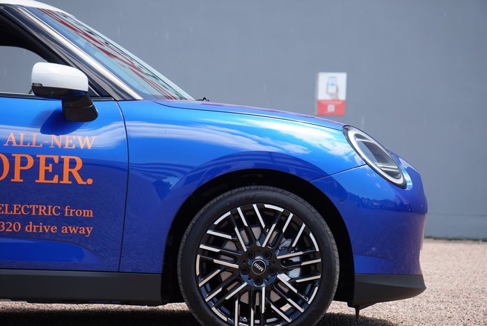 2024 MINI Cooper SE Favoured