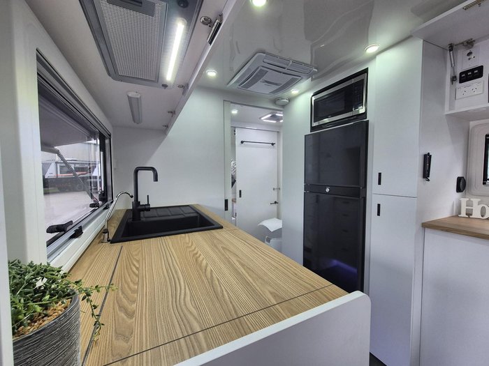 2024 Urban Caravans 22'6