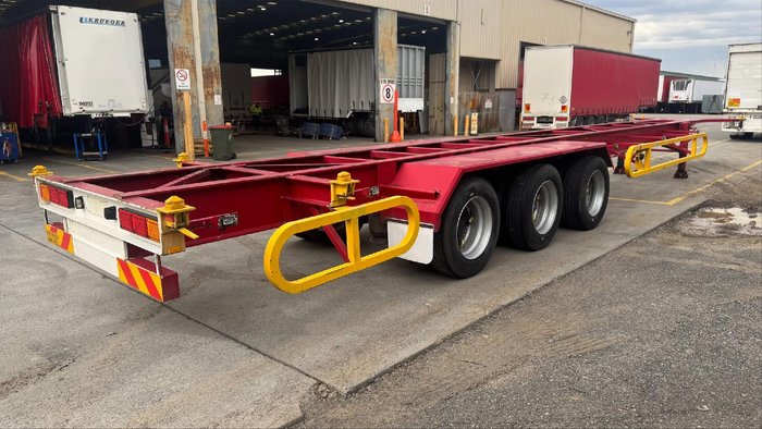 2000 Doric Engineering 53' Skeletal RED