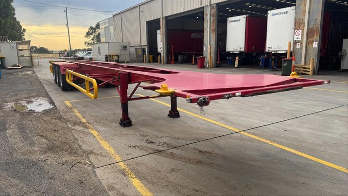 2000 Doric Engineering 53' Skeletal RED