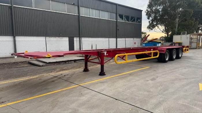 2000 Doric Engineering 53' Skeletal RED