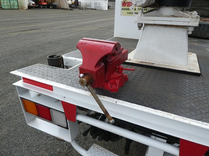 2002 NISSAN Ud Mk 150