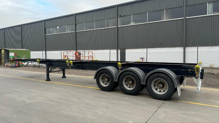 2012 Krueger 40' Skel Black