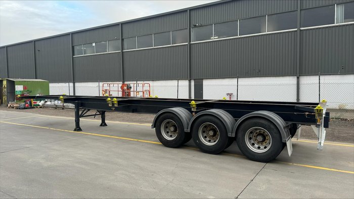 2012 Krueger 40' Skel Black