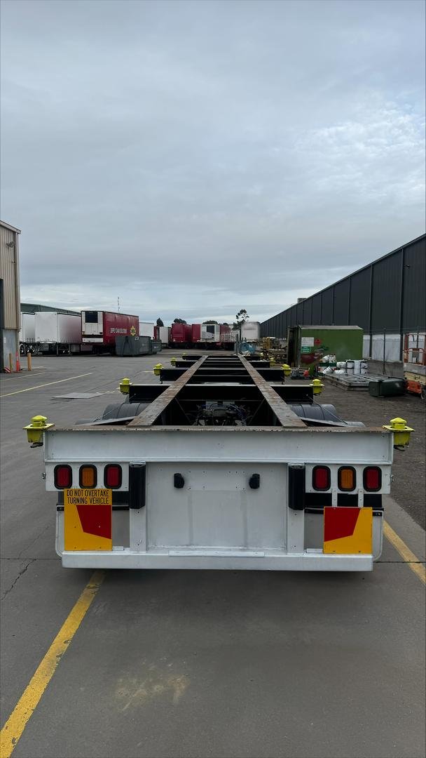 2012 Krueger 40' Skel Black