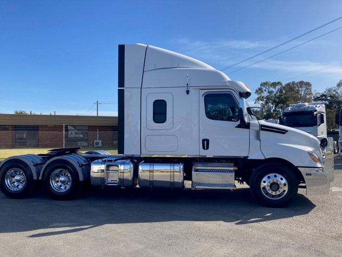 2021 Freightliner Cascadia 126 White