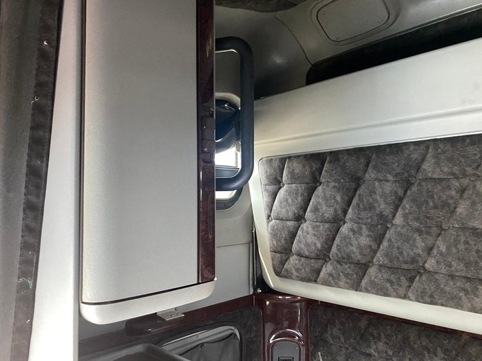 2011 Freightliner Coronado WHITE