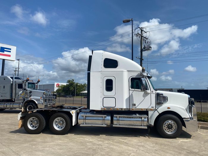 2011 Freightliner Coronado WHITE
