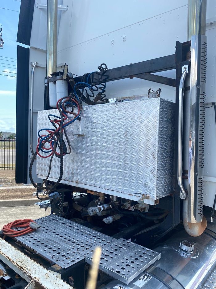 2011 Freightliner Coronado WHITE