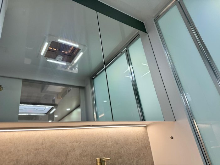 2024 Crusader My25 Excalibur Serenity Club Lounge Ensuite Couples Van