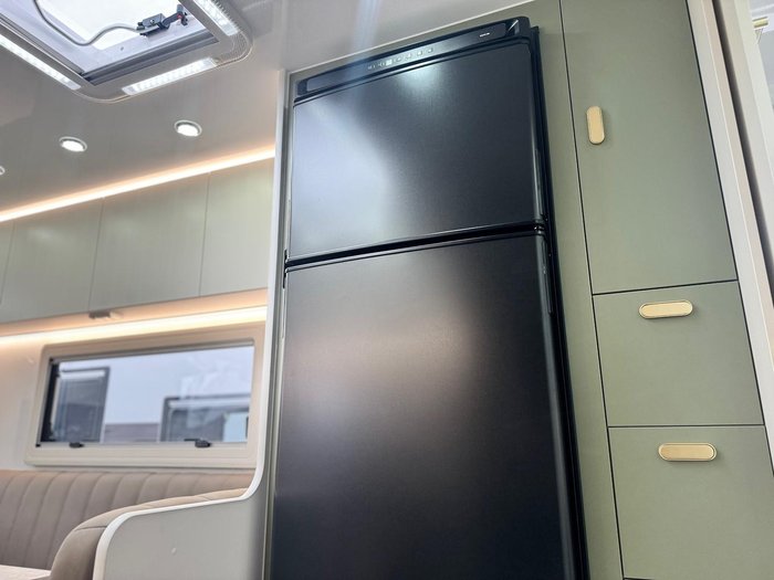2024 Crusader My25 Excalibur Serenity Club Lounge Ensuite Couples Van