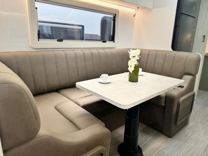 2024 Crusader My25 Excalibur Serenity Club Lounge Ensuite Couples Van