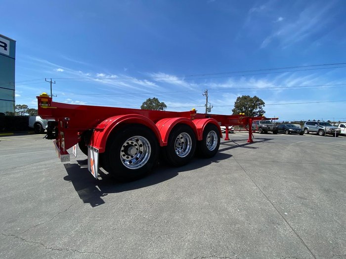 2025 Krueger 40' Skeletal C/W 12 Twist Locks Red