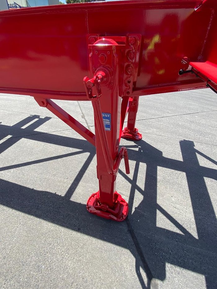 2025 Krueger 40' Skeletal C/W 12 Twist Locks Red