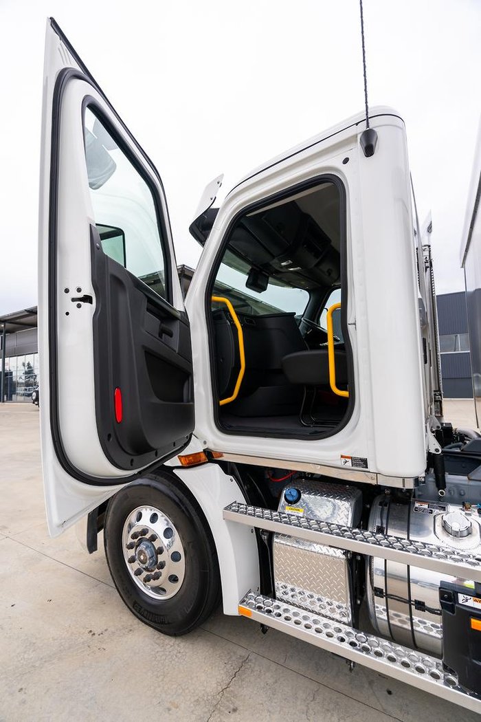 2022 Freightliner Cascadia 116 White