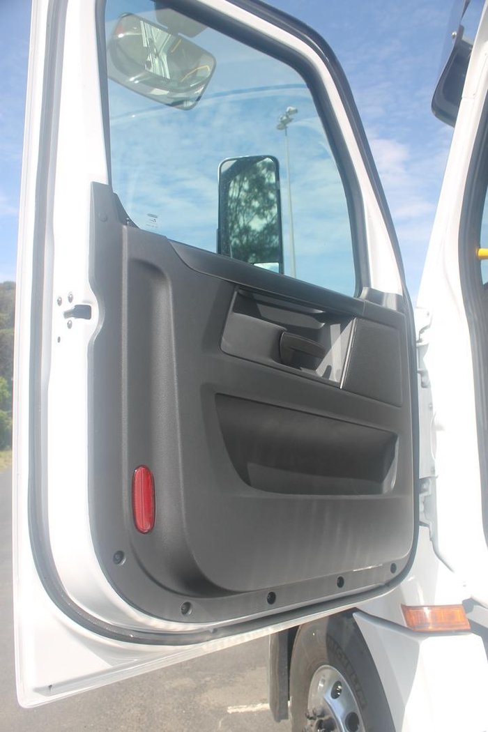 2024 Freightliner Cascadia 126 White