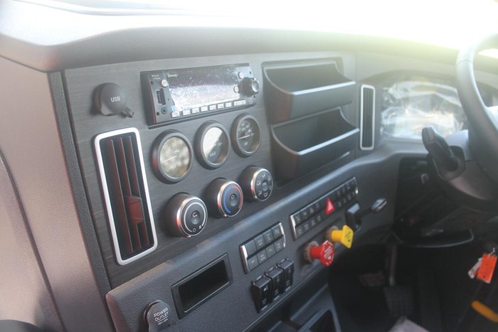 2024 Freightliner Cascadia 126 White