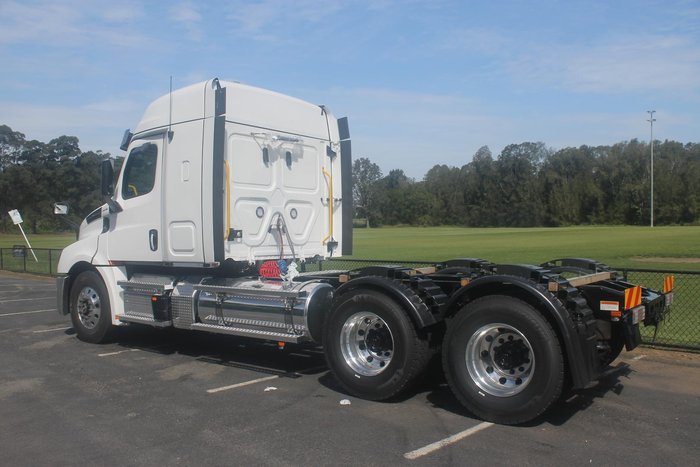 2024 Freightliner Cascadia 126 White