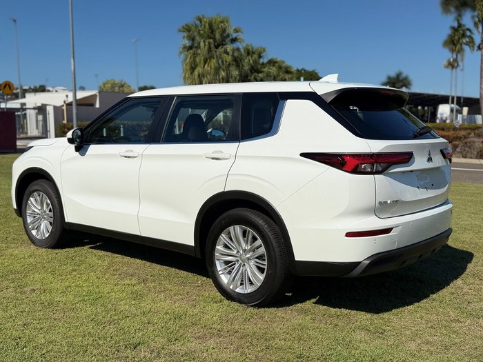 2024 Mitsubishi Outlander ES