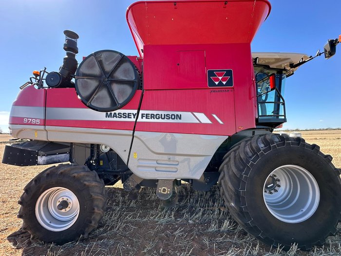 2009 MASSEY FERGUSON/ MACDON 9795 Harvester