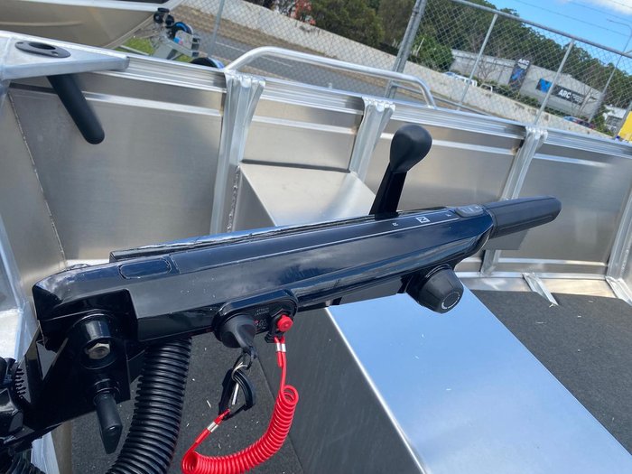 2025 QUINTREX 420 Busta