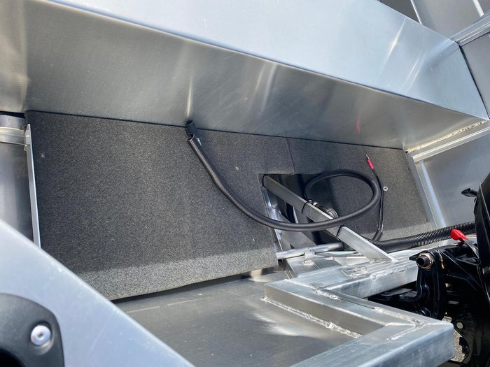 2025 QUINTREX 420 Busta