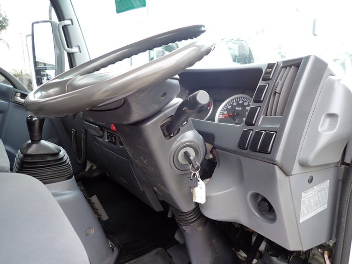 2015 ISUZU NPR 300 WHITE