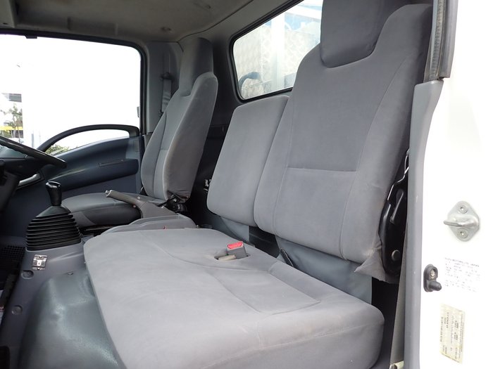 2015 ISUZU NPR 300 WHITE