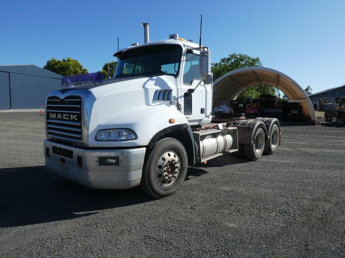 2015 Mack Granite WHITE
