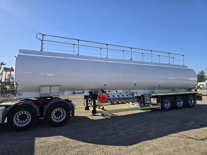2009 Marshall Lethlean Tri Axle 6 Compartment Green