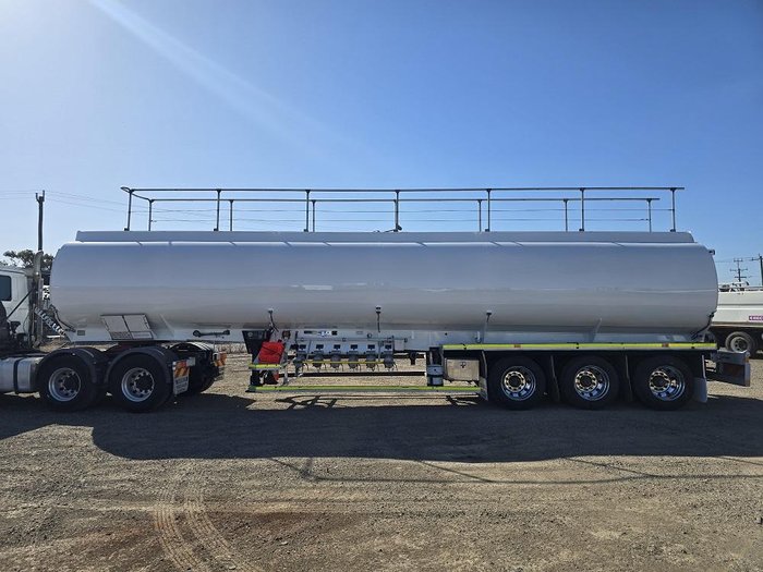 2009 Marshall Lethlean Tri Axle 6 Compartment Green