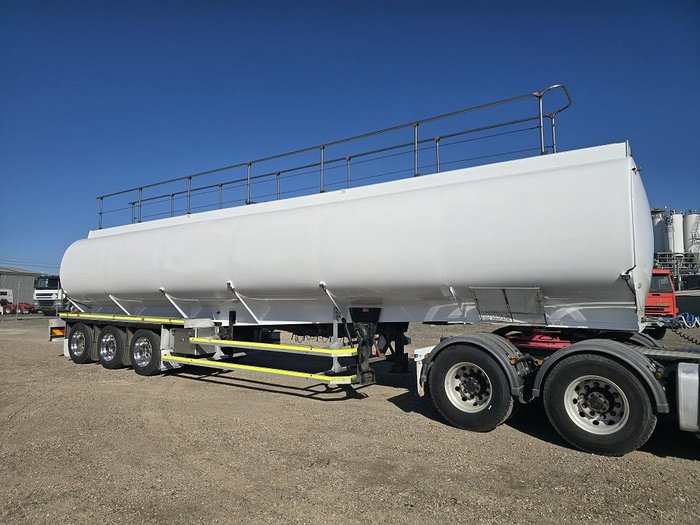 2009 Marshall Lethlean Tri Axle 6 Compartment Green