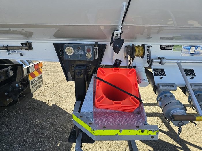 2009 Marshall Lethlean Tri Axle 6 Compartment 