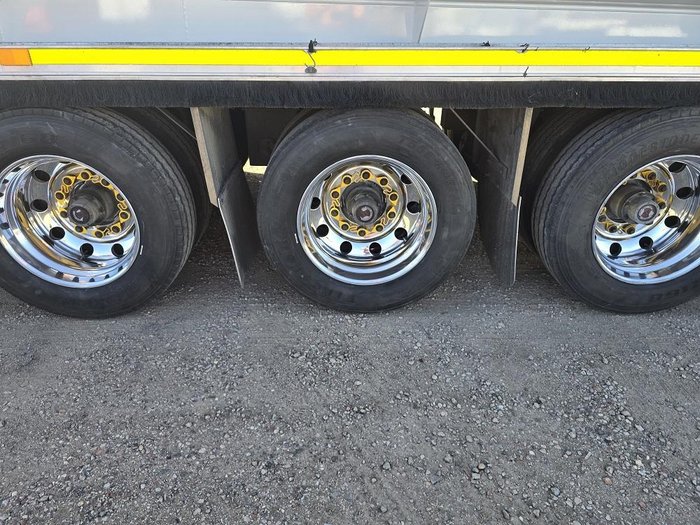 2009 Marshall Lethlean Tri Axle 6 Compartment Green