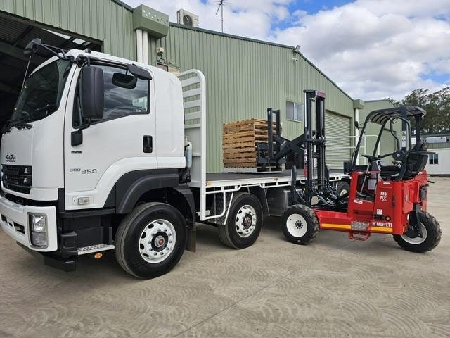 2025 Isuzu Fyj Auto 8X4 With Moffett M5 Extra Reach
