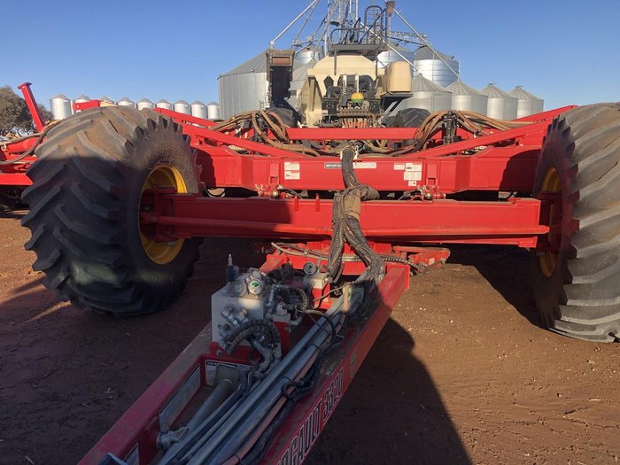 2017 Bourgault 3320-86Phd Red