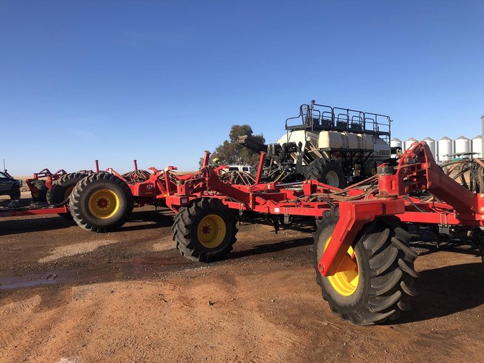 2017 Bourgault 3320-86Phd Red