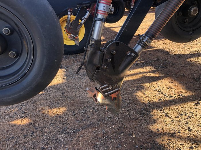 2017 Bourgault 3320-86Phd Red