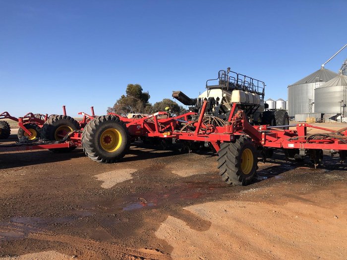 2017 Bourgault 3320-86Phd Red