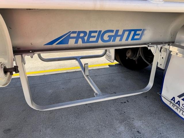 2004 Maxitrans St3 22 Pallet Sd Refrigerated Curtain, Tuck Away Tail Gate