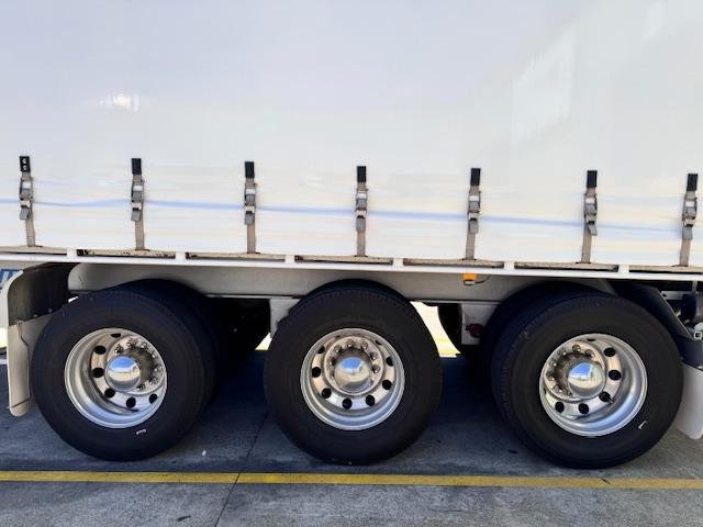 2004 Maxitrans St3 22 Pallet Sd Refrigerated Curtain, Tuck Away Tail Gate