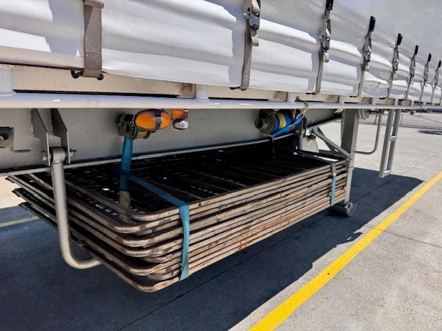 2004 Maxitrans St3 22 Pallet Sd Refrigerated Curtain, Tuck Away Tail Gate