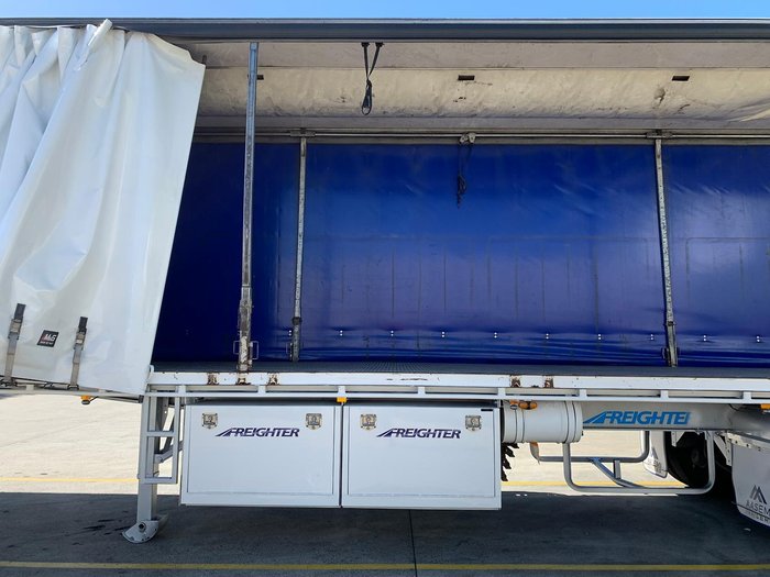 2004 Maxitrans St3 22 Pallet Sd Refrigerated Curtain, Tuck Away Tail Gate
