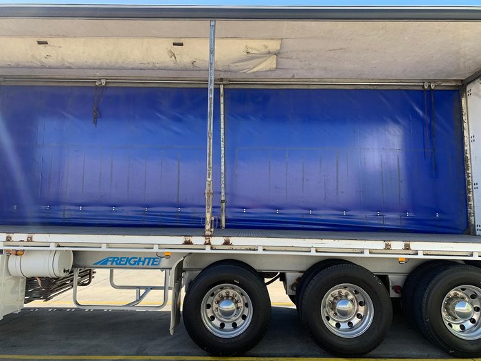 2004 Maxitrans St3 22 Pallet Sd Refrigerated Curtain, Tuck Away Tail Gate