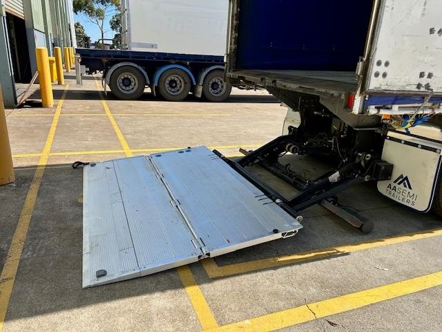 2004 Maxitrans St3 22 Pallet Sd Refrigerated Curtain, Tuck Away Tail Gate