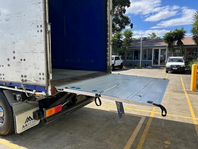 2004 Maxitrans St3 22 Pallet Sd Refrigerated Curtain, Tuck Away Tail Gate