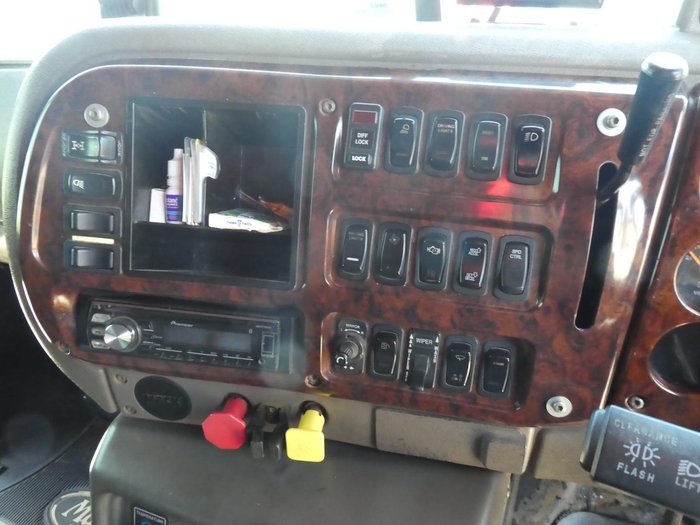 2005 Mack Superliner WHITE
