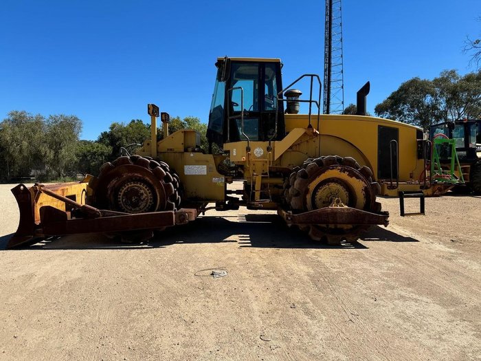 2001 Caterpillar 825G 